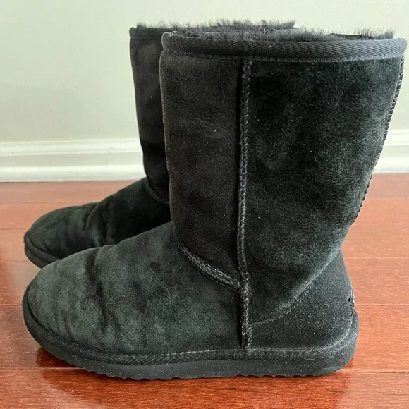 UGG Classic Short Women’s Boots - Black Size 6 - Picture 2 of 8